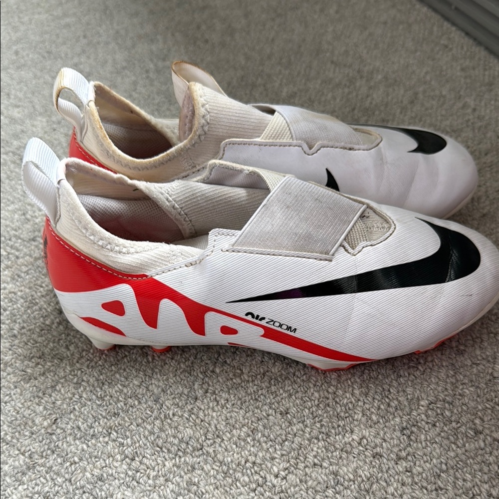 Nike White and Red Sneakers Streamlined Design